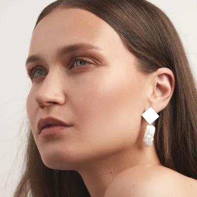 PLATTITUDE Rombe Lush pearl earrings Minimalist, handcrafted - Monom 2