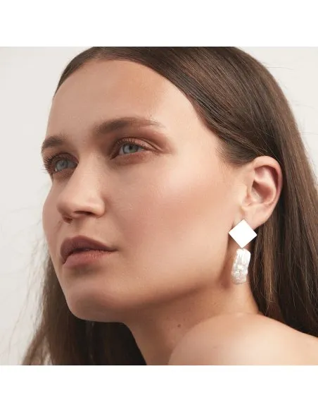 PLATTITUDE Rombe Lush pearl earrings Minimalist, handcrafted - Monom