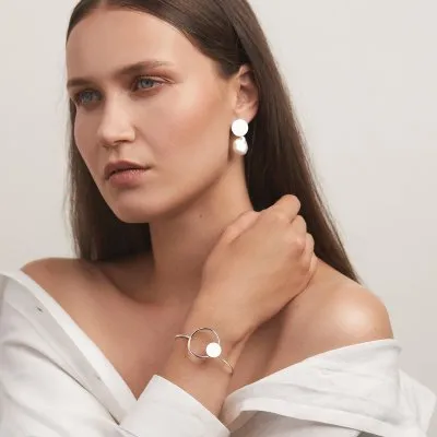 PLATTITUDE Rombe Lush pearl earrings Minimalist, handcrafted - Monom 2