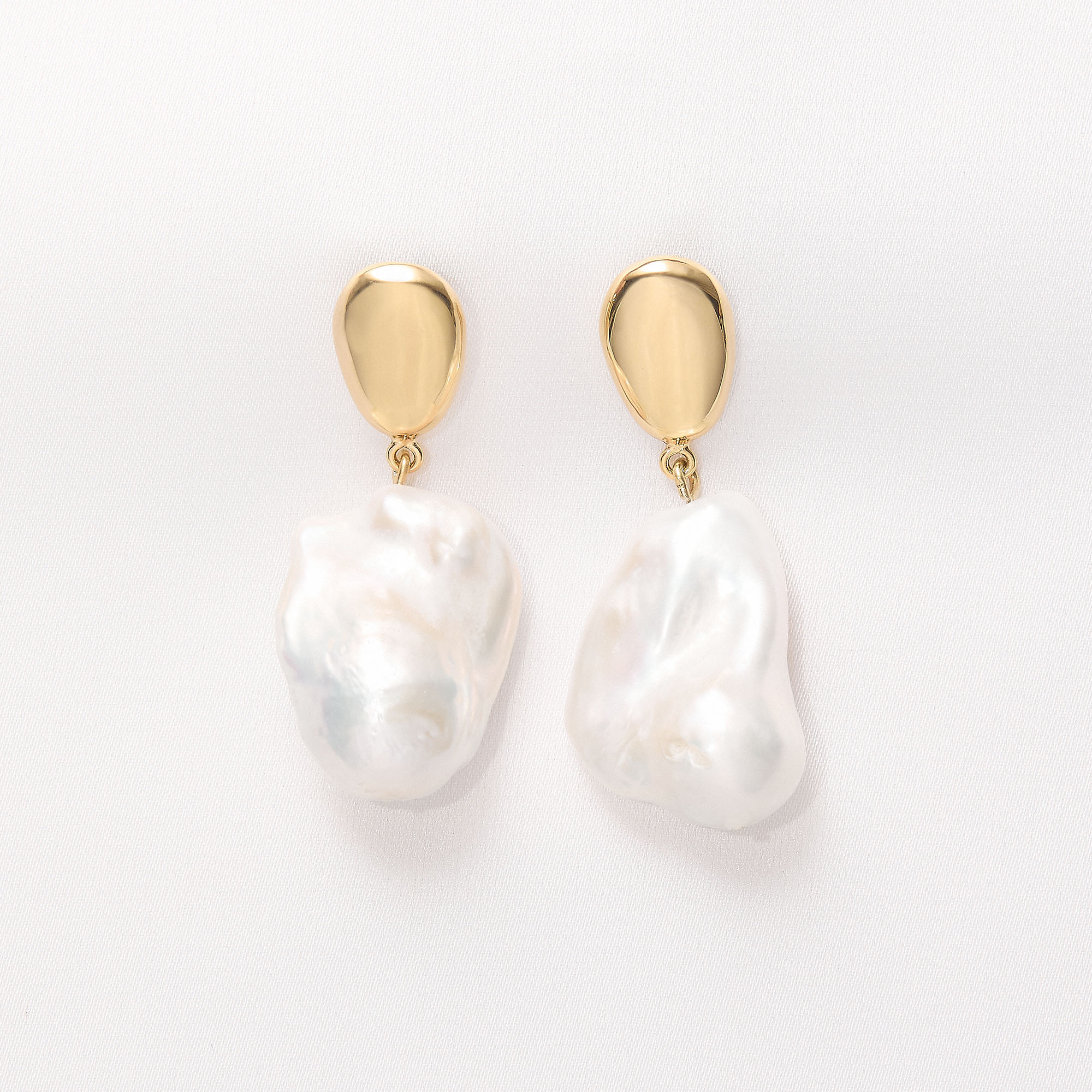 SIA SMALL Minimal Earrings, Handmade by Monom