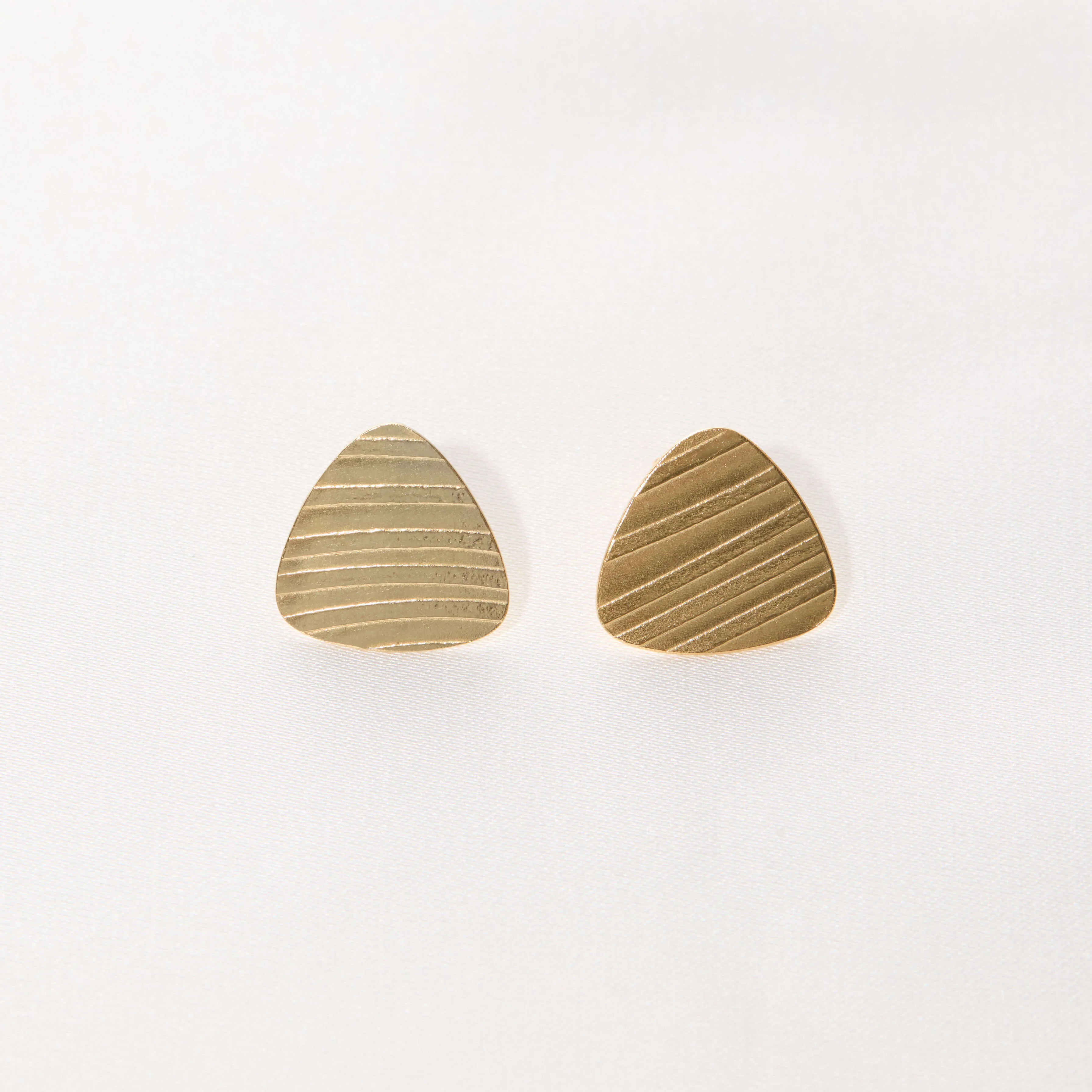 ANTHERA TRIANGLE SMALL EARRINGS 2