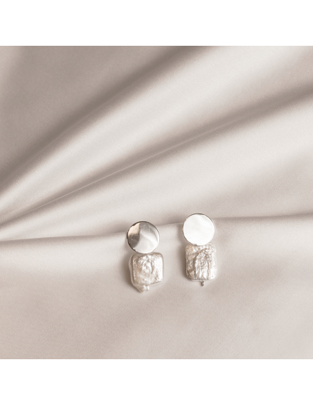 PLATTITUDE Circle Lush pearl earrings Minimalist, handcrafted - Monom